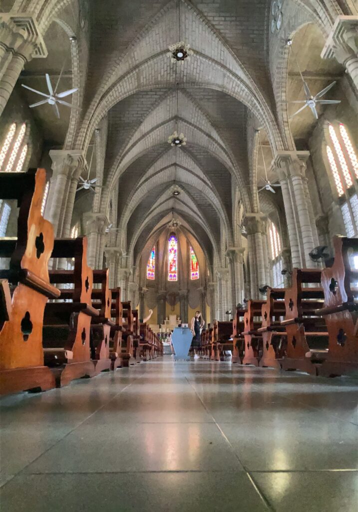 Sảnh chính nhà thờ đá