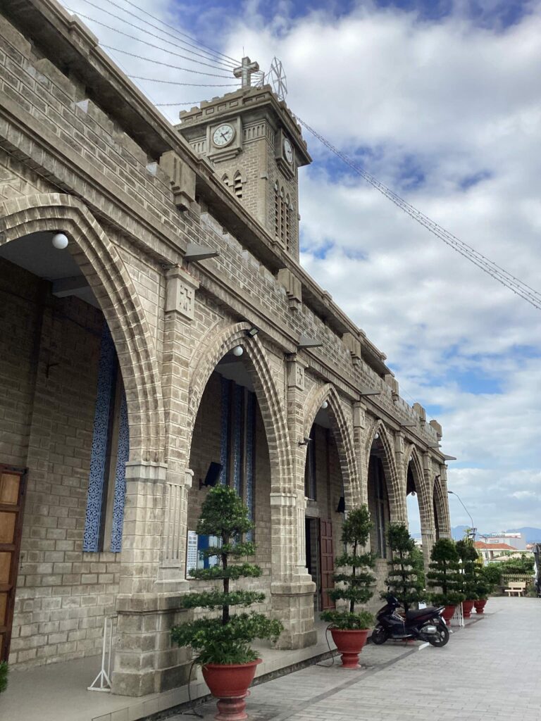 Bên ngoài nhà thờ đá 