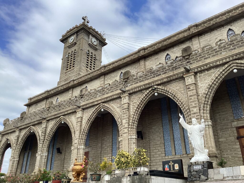 Sảnh chính nhà thờ Đá