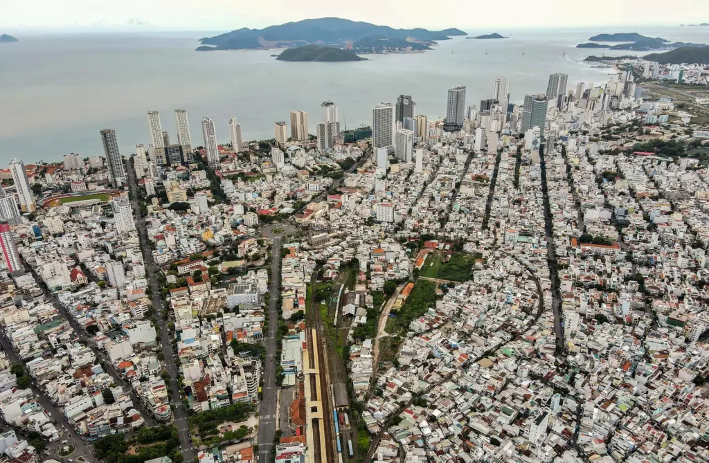 Đường ray xe lửa ga Nha Trang hình bóng đèn